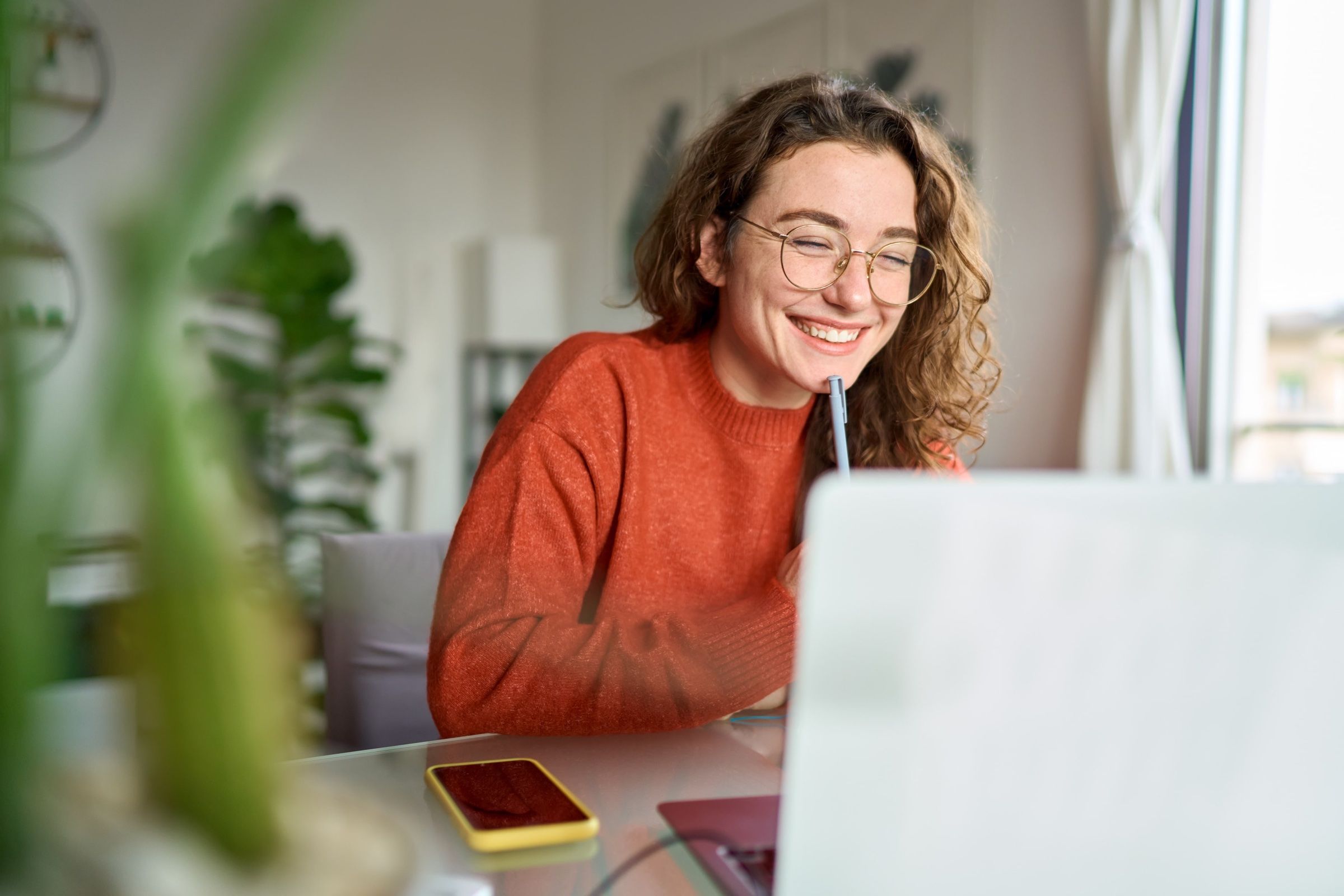 Een planner werkt geconcentreerd op haar laptop.